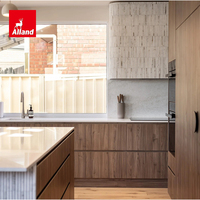 Meuble de cuisine Alland moderne et peu encombrant en placage de noyer américain avec îlot à comptoir en résine cannelé