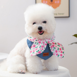 Baberos para mascotas, tanto para gatos como para perros, incluyendo baberos triangulares, baberos con lazo floral y accesorios para mascotas con temática vaquera. - Product Image 3