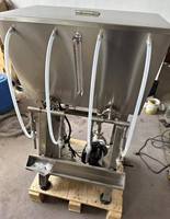 Machines de remplissage de boissons de jus de fruits et spiritueux de table Remplisseur manuel par gravité à 4 becs Machine de remplissage d'eau de bouteille d'huile essentielle de bière
