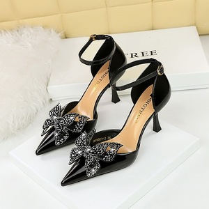 Yx S0013y Fashion Hall of Time <span class=keywords><strong>Chaussures</strong></span> à talons hauts pour femme en cuir verni, à bout pointu peu profond, avec strass et nœuds - Product Image 1