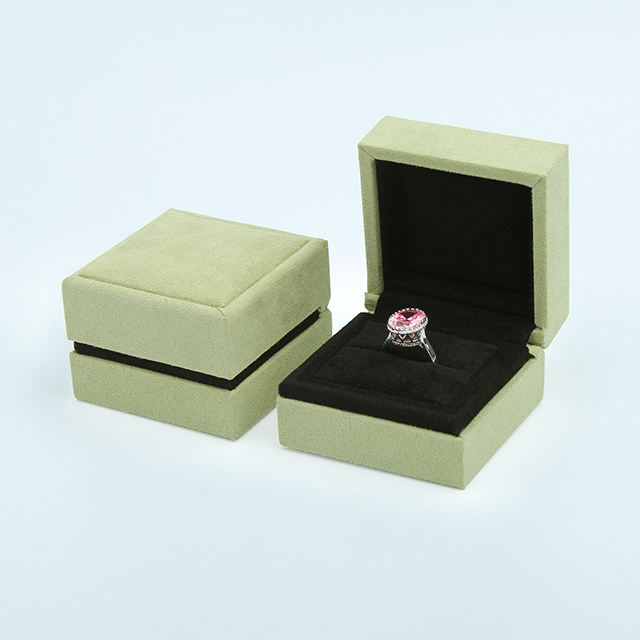 กล่องแหวนสีเขียว