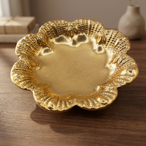 Assiette décorative en métal doré en forme de fleur, faite à la main, polie, style glamour, pour fêtes et réceptions - Product Image 3