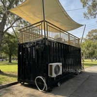 Kiosque de restauration rapide en conteneur maritime contemporain à deux étages, bar à café, utilisation optimisée de l'espace, robuste, durable, galvanisé
