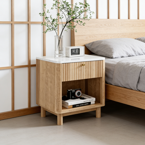 طاولة سرير عصرية بسطح رخامي أبيض ودرج مخدد، مع رف تخزين مفتوح لغرفة النوم - Product Image 3