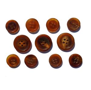 Botón Artesanal de Cuerno de Búfalo Natural con Patrón de Grano Natural Único y Decoración Clásica de Malla para Abrigo, Chaqueta o Blazer - Product Image 4