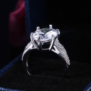 Anello Nuziale Oversize con Zircone Ovale per Donne, Gioiello da Dito di Lusso alla Moda - Product Image 4