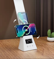 Lampe de bureau LED carrée simple en plastique à faible MOQ avec chargeur sans fil, alarme, date, affichage pliable de l'heure LCD et fonction lecture
