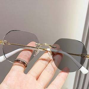 Gafas de Moda al por Mayor con Lentes que Cambian de Color, Montura Redonda sin Aro, Gafas Fotocromáticas Anti Luz Azul para Mujer - Product Image 1