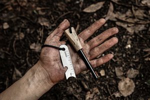 Kit de survie portable pour le plein air avec allume-feu en acier et tige de magnésium à manche en bois pour le camping en milieu sauvage - Product Image 3