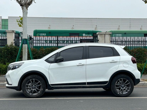 Geely Livan X3 Pro 1.5T CVT 2025 – Mini SUV Compact d'occasion à faible kilométrage, direction à gauche, essence, finition R16, en stock - Product Image 2