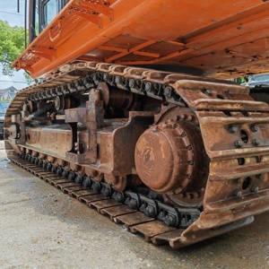 รถขุดตีนตะขาบ Doosan DX500LCA มือสอง ขนาดใหญ่พิเศษ รุ่นปี 2022 น้ำหนัก 50 ตัน ชั่วโมงการใช้งานต่ำ เครื่องยนต์หลัก ปั๊มเกียร์ แบริ่ง - Product Image 2