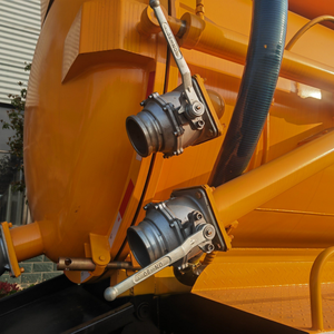 Camion d'aspiration des eaux usées Clw Brand 12000 litres pour le nettoyage et l'élimination des fosses septiques - Product Image 6