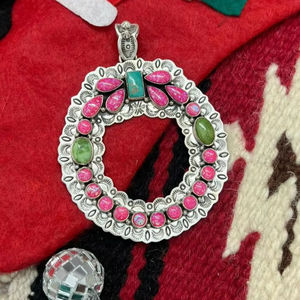 Colgante de Plata de Ley Hecho a Mano con Turquesa de Montaña de Sonora en Rosa Intenso - Product Image 1