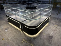 Vitrine d'exposition multi-niveaux en bois et verre trempé avec éclairage LED et serrure