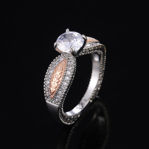 Anello dal Design Bicolore Classico da Donna - Product Image 6
