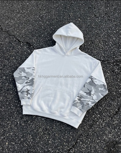 เสื้อฮู้ดดี้ลายพรางวินเทจสำหรับผู้ชาย ล้างสีแบบแอซิดวอช พร้อมโลโก้ที่แขนเสื้อ สีสันแบบเรโทร แต่งขอบเสื้อแบบดิสเทรสสไตล์กรันจ์ - Product Image 1