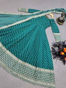 Ensemble de robe longue indienne Readymade et Dupatta, imprimé en fausse georgette avec paillettes brodées, tenue entièrement cousue, tenue traditionnelle - Product Image 4