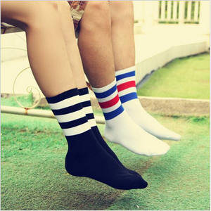Nouveau hommes/femmes 3 rayures chaussettes en coton rétro Old School Hiphop Skate Long court Meias Harajuku blanc noir hiver Cool - Product Image 2