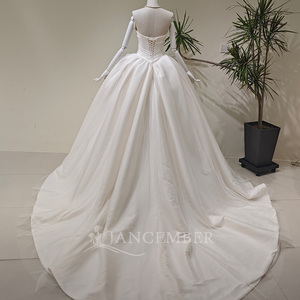Vestido de Novia Clásico Moderno LY146 con Cuello Barco, Volantes, Color Marfil, con Encaje, Flores de Cristal y Cola Larga Tipo Capilla - Product Image 2