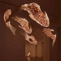 Luminaire suspendu moderne au design artistique unique en forme de poisson, idéal pour les projets d'art et la décoration.