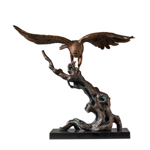 Sculpture d'aigle en cuivre et or, ailes écartées, décoration artistique faite à la main pour salon, bureau, bureau d'étude - Product Image 5