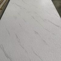 Panneaux muraux 3D en PVC à prix avantageux avec texture marbre, isolation phonique et thermique UV pour usage intérieur