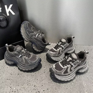 Chaussures décontractées pour femmes de style rétro à semelle épaisse, bottes de marche d'extérieur faites à la main avec fonction imperméable, tendance et à l'ancienne - Product Image 4