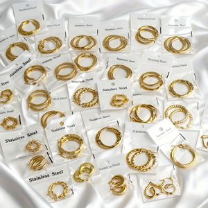 MW Wholesale Boucles d'oreilles créoles Huggies martelées classiques en acier inoxydable plaqué or 18 carats, géométriques et irrégulières pour femmes - Product Image 1