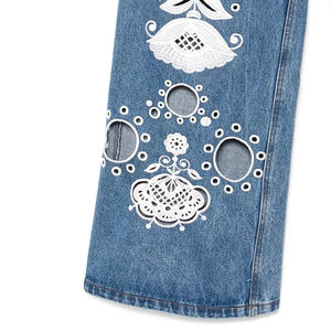 Celana <span class=keywords><strong>Jeans</strong></span> Wanita Model Straight Fit Berpinggang Sedang dengan Bordir dan Lubang-Lubang, Bahan Bernapas untuk Gaya Kasual dan Seksi - Product Image 5