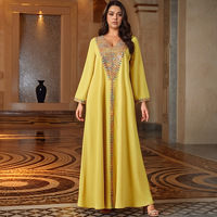 Robe longue en satin polyester style cour avec manches cloche à sequins et col en V, coupe ample grande taille pour femmes rondes, été 2025