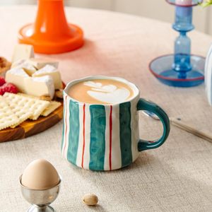 Tasses à café en porcelaine à rayures 12oz, design <span class=keywords><strong>alternant</strong></span> rouge et vert vibrant, compatibles micro-ondes et lave-vaisselle, usage quotidien - Product Image 4