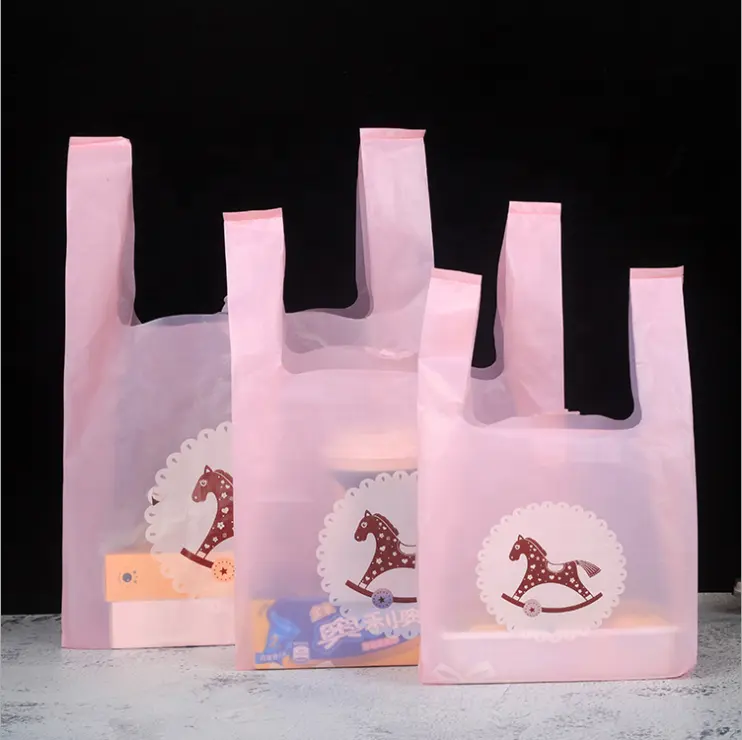 حقائب تيشيرت بلاستيكية بشعار مطبوع حسب الطلب ، حقائب حمل صدرية وردية رائجة البيع ، أكياس تسوق بلاستيكية