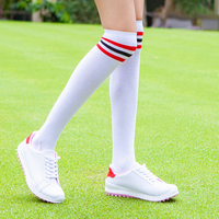 Vente en gros de chaussettes de sport dépouillées avec logo personnalisé Chaussettes de golf hautes sur le genou pour femmes et filles Chaussettes de compression 20-30mmhg