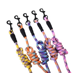 طقم حزام ومقود للحيوانات الأليفة قابل للتعديل بطباعة أرجوانية، مع مقبض رغوي خفيف الوزن وناعم، يوفر دعمًا للصدر والظهر - Product Image 3