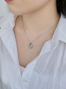 Collar con Colgante Circular Hueco de Diseño Minimalista y Elegante Dylam para Mujer, en Plata S925 con Baño de Rodio y Oro de 18K, Superficie Lisa - Product Image 2