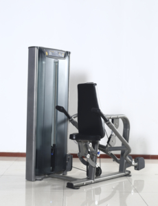Gli <span class=keywords><strong>istruttori</strong></span> di palestra utilizzano una macchina professionale per tricipiti con piastre di inserimento per allenare i tricipiti. - Product Image 3