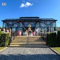 Orangerie en fer forgé de style victorien avec verrière, grand pavillon extérieur pour mariages, serre