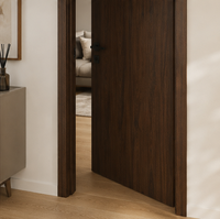 Porte intérieure économique en PVC stratifié, aspect moderne et épuré, structure robuste pour villas et travaux de construction résidentielle, certifiée ISO