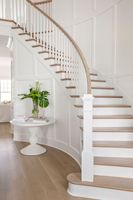 Schöne Geschwungene Treppe mit Massivholzstufen und Exquisitem Edelstahl-Geländer für Villa und Büro