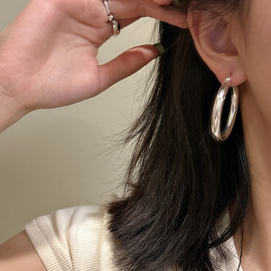 ต่างหูเงินแท้ S925 สไตล์เกาหลี ทรงห่วงใหญ่ เรียบหรู ทันสมัย แบบมินิมอล ขายส่ง - Product Image 3