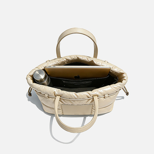 Sac fourre-tout matelassé brillant et rembourré, avec logo personnalisé, détails en cordon de serrage <span class=keywords><strong>beige</strong></span>, poignées en <span class=keywords><strong>cuir</strong></span>, sac à main décontracté et matelassé pour le quotidien - Product Image 5
