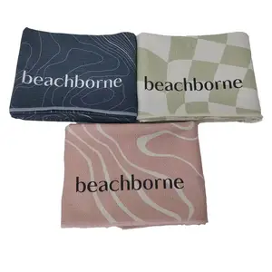 Serviette de plage GRS imprimée par sublimation personnalisée en microfibre gaufrée en plastique recyclé sans sable avec logo.