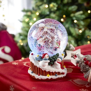 Boule à neige de Noël en résine peinte à la main avec maison, Père Noël et bonhomme de neige – Ornement d'intérieur, décoration festive - Product Image 2