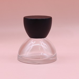 Flacon en verre de parfum de 30ml avec capuchon en bois de noyer en forme de cône pour crème pour le visage - Product Image 2