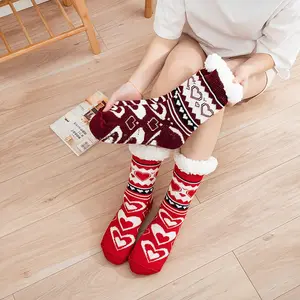 En stock Chaussettes de sommeil antidérapantes à motif de cœur de Noël d'hiver pour femmes Chaussettes de sol épaisses, chaudes et pelucheuses