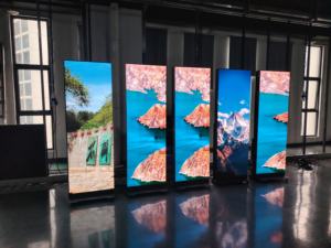 Pantalla LED <span class=keywords><strong>Maxcolor</strong></span> P1.86 de 55 Pulgadas, 3840hz, 4K, a Todo Color, para Interiores, con Brillo de 500cd, Soporte de Pie, Señalización Digital, WIFI/USB - Product Image 1