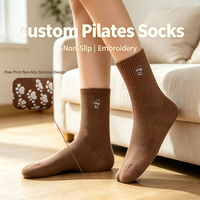 Chaussettes de Pilates personnalisées en gros pour femmes, chaussettes en coton doux avec logo brodé, chaussettes antidérapantes en silicone à motif de patte