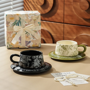 Taza de café de cerámica de 250 ml con diseño vintage de rosas, con platillo y caja de regalo para presentaciones. - Product Image 2