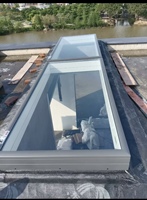 Fenêtre de toit motorisée intelligente en aluminium avec verre de sécurité feuilleté pour villa moderne et maison connectée