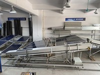 Véhicule de transfert pour robot de nettoyage solaire, chariot navette sur rail en alliage d'aluminium pour centrale photovoltaïque avec pont de raccordement et espace de stationnement